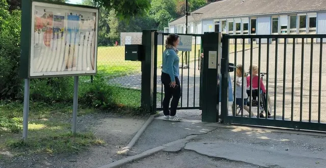 photo  bouchemaine, mardi 20 mai 2025. nathalie, qui est venue récupérer ses deux filles à la pause méridienne devant l’établissement, est « tombée des nues ».  &copy;  co – benoît pelloquin 