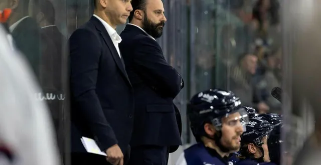 photo  jonathan paredes et zack torquato accueillent un nouveau joueur.  &copy;  photo co - régine lemarchand 