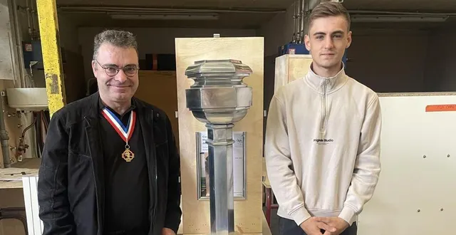 photo  lucas boisnard, 19 ans, aux côtés de pascal nogré, meilleur ouvrier de france, catégorie couverture, en 2019.  &copy;  ouest-france 