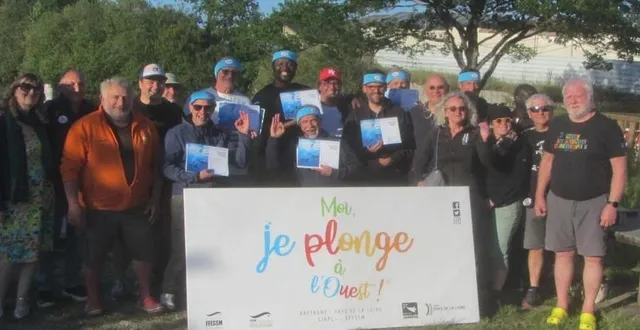 photo  en présence d’isabelle bonneau et jean-pierre bouakaze (à gauche), les candidats reçus montrent fièrement leur nouveau diplôme.  &copy;  ouest-france 