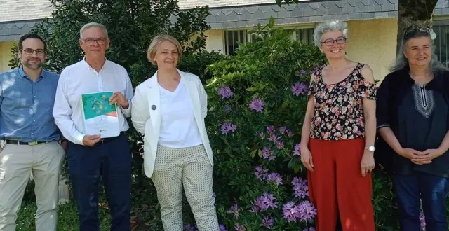 photo  mickaël crémont directeur du vpr, dominique bréjeon maire, isabelle raimbault adjointe à l’action sociale et aux solidarités, aline villière chargée de mission citoyenneté et vie associative, céline baudet de l’association les plantes anjouées.  &copy;  co 