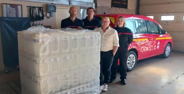 photo  éric jeanne a remis une palette de 504 bouteilles d’eau à l’amicale des sapeurs-pompiers.  &copy;  ouest-france 