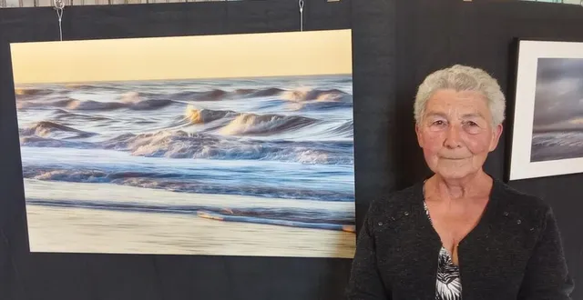 photo  benjamine scalvenzi près d’une de ses photos.  &copy;  ouest-france 