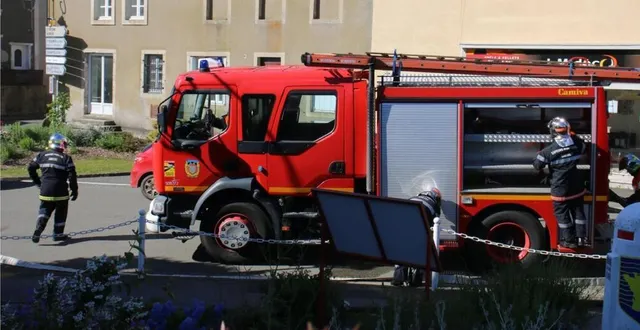 photo  le centre incendie secours local avec l’accord du sdis 72 a organisé un exercice de simulation d’un incendie dans le clocher de l’église.  &copy;  le maine libre 