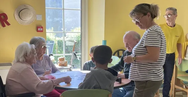 photo  matinée jeux de société pour les élèves de l’école maternelle de chantenay-villedieu et les résidents de la maison de retraite de vallon-sur-gée.  &copy;  le maine libre 