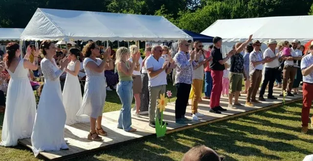 photo  à l’issue du défilé, le président thierry lebert et les membres de l’ucaipib remercient chaleureusement le public venu nombreux.  &copy;  le maine libre 