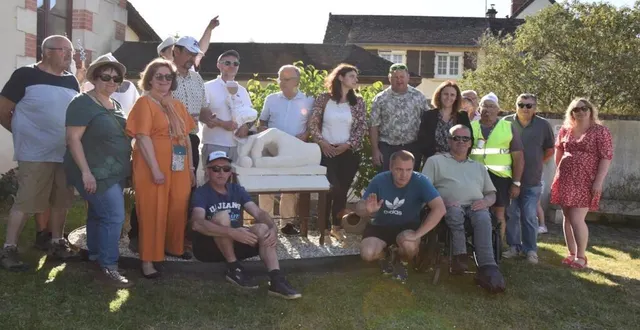 photo  une vingtaine de personnes était présente pour inaugurer l’œuvre.  &copy;  ouest-france 
