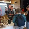 photo sébastien cornille, du domaine de la roche bleue, sur son stand dans la salle de l’ancien carmel du domaine de vaujoubert.