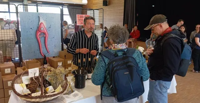photo  sébastien cornille, du domaine de la roche bleue, sur son stand dans la salle de l’ancien carmel du domaine de vaujoubert.  &copy;  ouest-france 