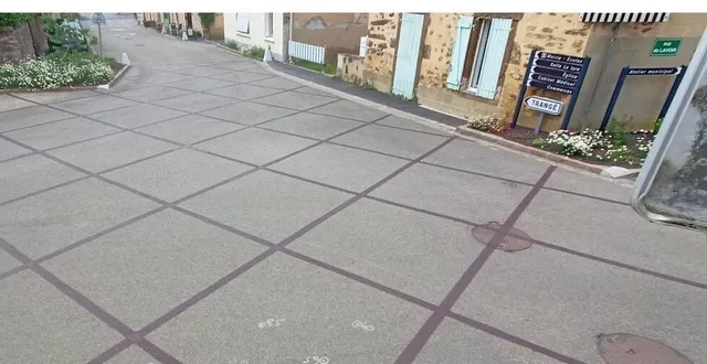 photo  la municipalité et les services de le mans métropole cherchent toujours à réduire les vitesses excessives dans le centre-bourg. après avoir mis deux stops au carrefour du monument aux morts, « qui sont très efficaces », constate la maire karine mullet, un quadrillage à la peinture a été rajouté dans la nuit de jeudi à vendredi, afin de perturber les automobilistes.  &copy;  ouest-france 