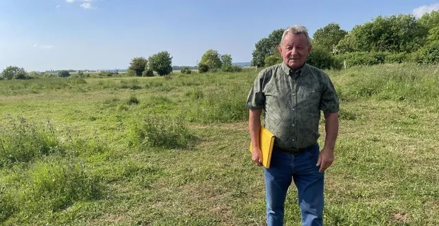photo  le maire de juvigny, jean-jacques lahaye, sur la parcelle qui pourrait accueillir une centrale solaire aux portes d’argentan.  &copy;  ouest-france 