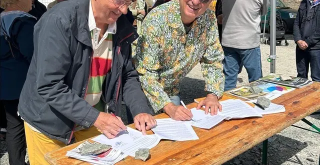 photo  lors de la signature de la convention en présence du maire et du responsable de la fondation du patrimoine.   &copy;  co 