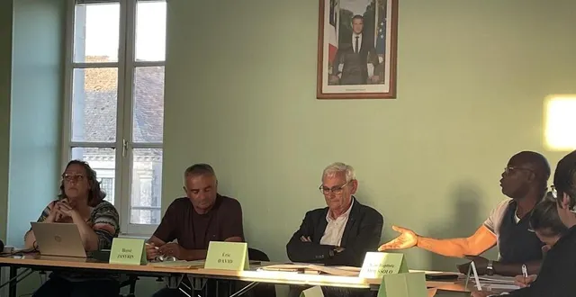 photo  éric david, avec à sa droite le premier adjoint hervé janvrin et à sa gauche jean-baptiste mussolo, lors du conseil municipal le lundi 19 mai.  &copy;  le maine libre 