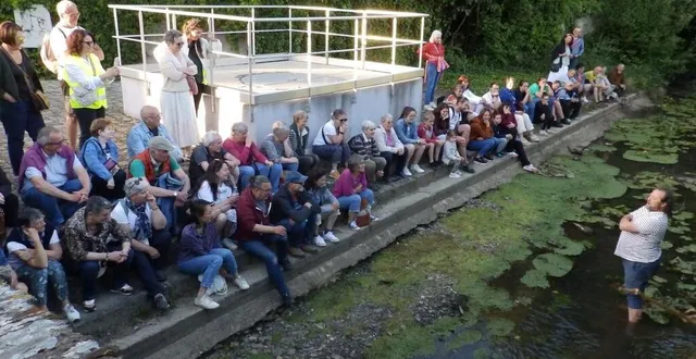 photo  les histoires du conteur manu grimo (à droite) ont captivé le public à chaque halte dans la ville, pour ces quatrièmes « curieuses contrées ».  &copy;  co 