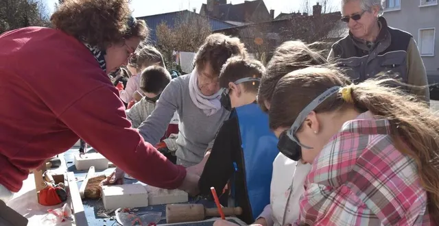photo  un projet impliquant une initiation à la sculpture pour les élèves de cm1 et cm2.  &copy;  le maine libre 