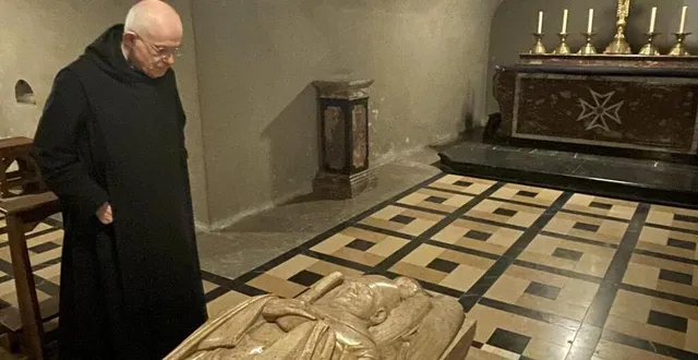 photo  le père jacques-marie guilmard devant le gisant de dom guéranger, dans la crypte de l’église abbatiale à solesmes.  &copy;  le maine libre 