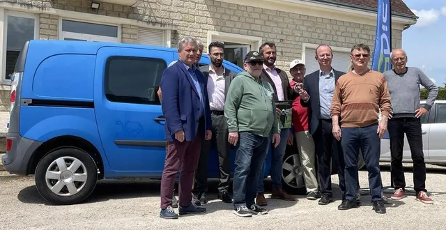 photo  enedis a remis l’un de ses véhicules inutilisés à la régie des quartiers, structure qui avait perdu deux voitures dans un incendie volontaire il y a deux mois.  &copy;  ouest-france 