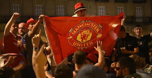photo les fans de manchester united défilent dans les rues de bilbao à la veille de la finale de ligue europa. © burak akbulut, afp