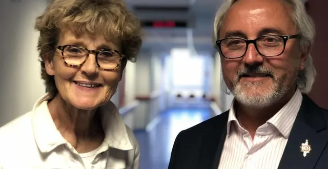 photo  laure artru, présidente de l’association de citoyens contre les déserts médicaux et eric martineau, député les démocrates.  &copy;  photo le maine libre 