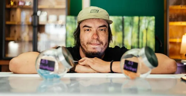 photo  pierre brebion, 27 ans, accueille les clients dans la boutique.  &copy;  ouest-france 