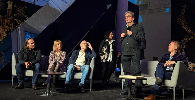 photo  l’an dernier, le premier festival cultissime avait notamment accueilli alain ayroles, clémentine beauvais et bernard werber (de gauche à droite), ici aux côtés de deux invités d’honneur : douglas kennedy et mark millar.  &copy;  archives ouest-france 