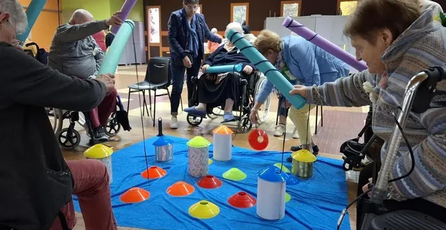photo  les résidents des ehpad du ght collines de normandie s’essayent à la pêche aux coupelles, mercredi 21 mai 2025 à vire normandie (calvados).  &copy;  ouest-france 