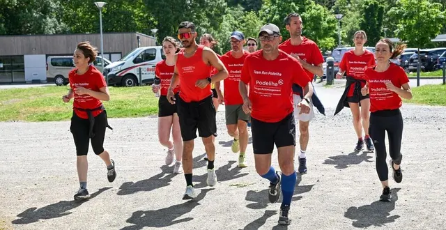 photo  angers, 13 mai 2025. la team run podeliha s’entraîne une fois par semaine au parc des sports de la baumette ou dans les environs, en variant les exercices, avec sérieux mais sans prétention. le sport santé au service de la cohésion de groupe.  &copy;  co - laurent combet 
