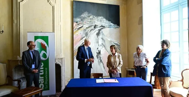 photo  dominique le mèner, président du conseil départemental, était présent pour la donation de l’œuvre de l’artiste michèle gosnet-frassetto.  &copy;  cd72 