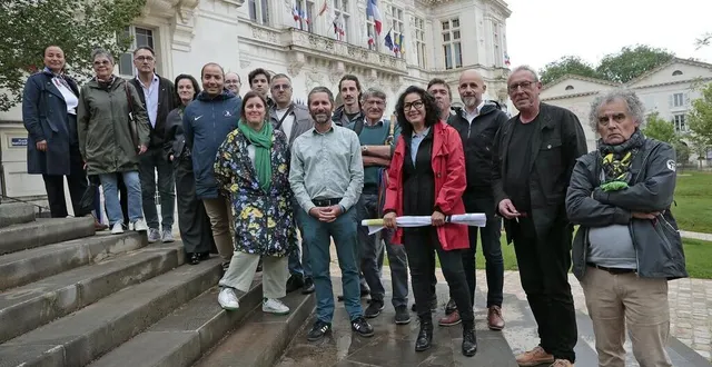 photo  julie siaudeau et sébastien mathieu (au centre), côte à côte sur les marches de l’hôtel administratif, au pied de la mairie, avec des militants.  &copy;  co – benoit felace 