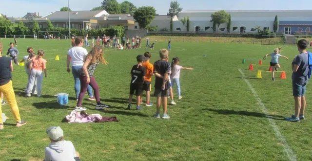 photo  les enfants des écoles publiques de bécon, villemoisan et angrie se sont réunies et ont partagé une belle matinée sportive.  &copy;  ouest-france 