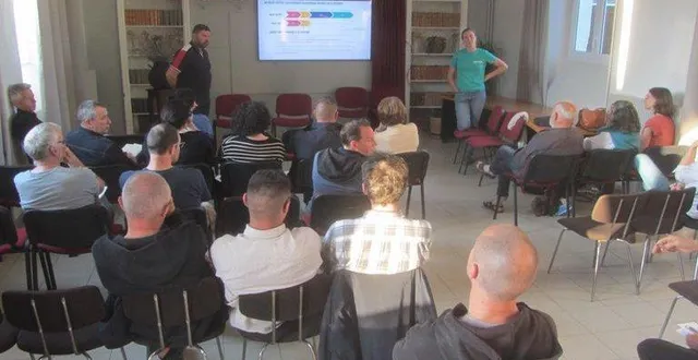 photo  la réunion d’information sur le parc solaire, organisée par la municipalité et animée par nicolas moisy d’alter énergies (debout à gauche), lisa desrues d’enercoop pays de la loire (debout à droite) et virginie caille de l’association alisée (assise à droite), a rassemblé une vingtaine de personnes.  &copy;  co 