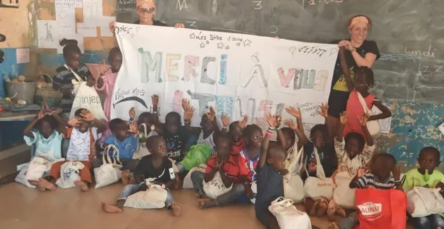photo  lawrence durand et isabelle bernaudeau ont distribué des fournitures scolaires dans des écoles du sénégal.  &copy;  document remis 
