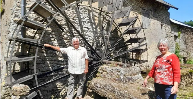 photo  jean-pierre et danielle stanislas, devant la roue de 5,50 m de diamètre.  &copy;  co 
