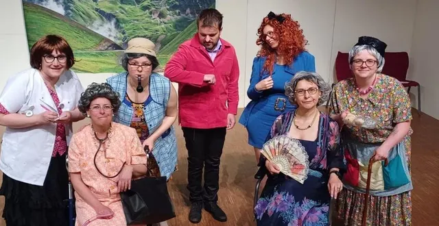 photo  les improvistes en costumes pour présenter leur nouvelle pièce intitulée : « chambre 12, maison de retraite ».  &copy;  co 