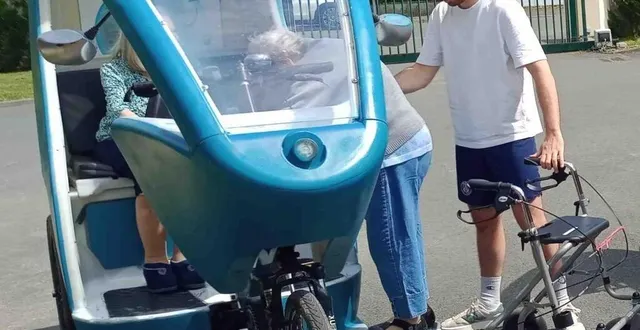 photo  les fondateurs de mamie cyclette, jean-baptiste moriceau et rachid amoura embarquent les résidents pour une balade.  &copy;  co 