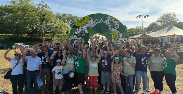 photo  les 50 bénévoles posent devant l’arche du festival décorée par cédric latouffe.  &copy;  champs magnétiques 
