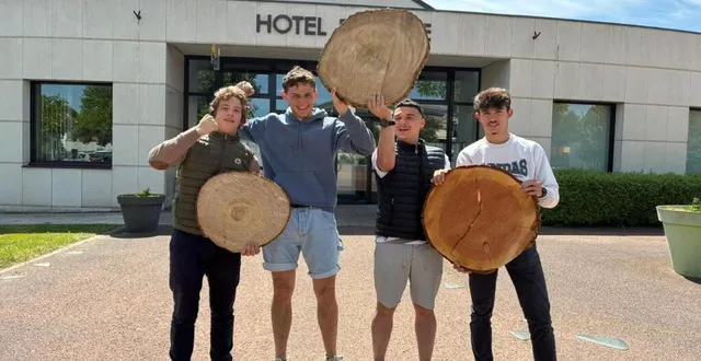 photo  bastien vincent, paul gouny, félix crézé et tom lucas, étudiant en aménagements forestiers sur la place de la mairie, où ils organisent leur marché nature.  &copy;  ouest-france 