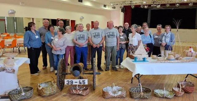 photo  vendredi dernier, les adhérents de la vannerie d’aigné avaient rendez-vous à la salle harvengt-lambert, pour une soirée venant clôturer la saison. « nous finissons tôt, car l’osier ne peut plus être travaillé, il est trop sec », explique andré morançais, référent, qui s’est vu offrir, ainsi que ses deux compères, dominique et philippe, un tee-shirt afin de les remercier de leur investissement.  &copy;  ouest-france 