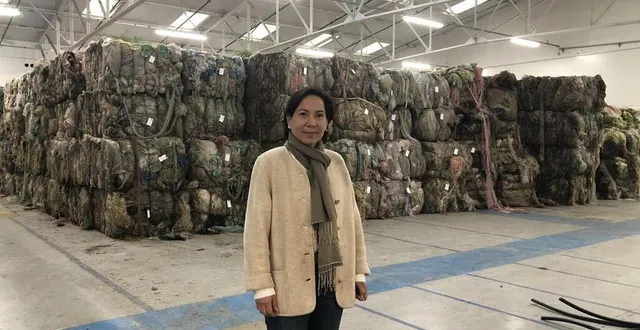 photo  marcela moisson, présidente de recyouest, devant des filets de balles rondes à recycler.  &copy;  archives ouest-france 