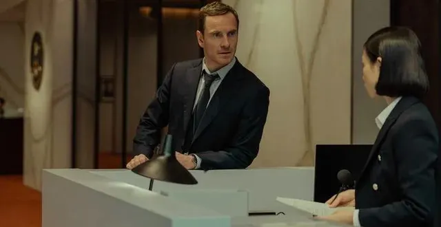 photo  michael fassbender reprend le rôle de mathieu kassovitz dans « the agency ».  &copy;  copyright paramount + 