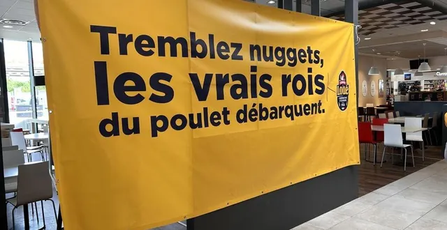 photo  une bâche annonçant l’installation prochaine du futur corner des fermiers de loué a été déployée au niveau de l’aire de repos sarthe -sargé - le mans sur l’a11.  &copy;  photo fermiers de loué 