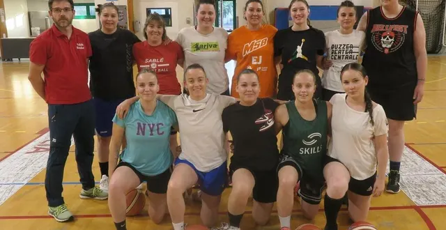 photo  édouard gachot (deuxième rang, à gauche) et ses joueuses du sablé basket visent le titre régional, le 13 juin prochain.  &copy;  photo : ouest-france 