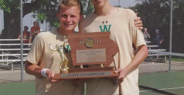 photo  david dileo (à droite) a notamment été champion d’iowa de tennis, en double, lorsqu’il était au lycée, avec son ami d’enfance karl wenzel.  &copy;  photo : iowa city west high school 