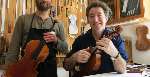 photo  le luthier patrick robin (à droite), en perpétuelle recherche de la perfection ici, dans son atelier aux ponts-de-cé en 2015.  &copy;  archives co - emmanuel poupard 