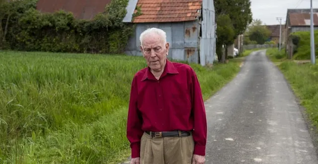 photo  avec sensibilité, le photographe a croqué le portrait des habitants. ici georges 86 ans, devant sa maison.   &copy;  steven wassenaar 