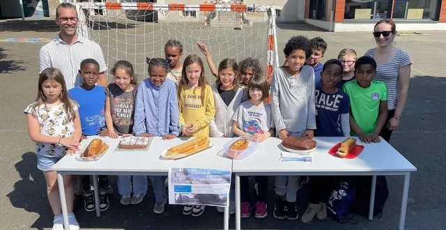 photo  une partie des élèves qui doivent participer à la classe de mer en 2026, entourés par vincent leloup et andréa delhommois, avant une vente de gâteaux dans la cour.  &copy;  ouest-france 