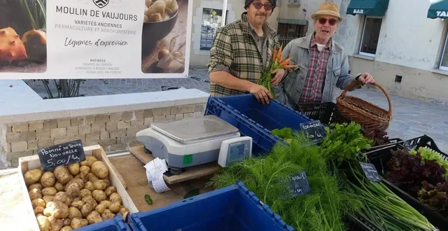 photo  les connaisseurs ne manquent pas de venir acheter les légumes de nicolas.  &copy;  ouest-france 