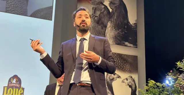photo  le nouveau directeur des fermiers de loué, erwan de la fouchardière qui a pris le relais de son père, yves, à la tête de la coopérative agricole, a animé l’assemblée générale.  &copy;  ouest-france 