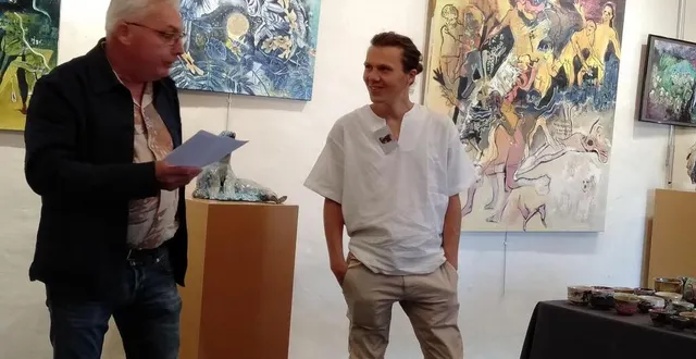 photo  josselin métivier accueilli par le maire, jean-jacques girard.  &copy;  ouest-france 