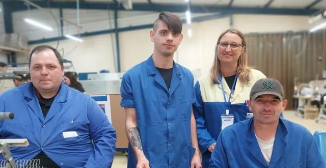 photo  jérôme, alexis et fabrice, travailleurs pour une entreprise fertoise spécialisée dans la fabrique de ressorts et déborah fricant, leur monitrice  &copy;  ouest-france 